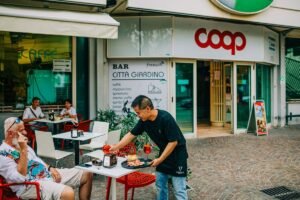 Starbucks, Çin'de 22 Ekim'den İtibaren Oturmak İçin Alışveriş Şartı Getiriyor (temsili görsel)