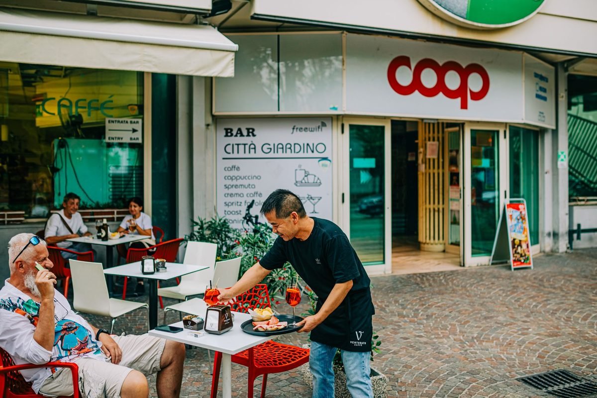 Starbucks, Çin'de 22 Ekim'den İtibaren Oturmak İçin Alışveriş Şartı Getiriyor (temsili görsel)