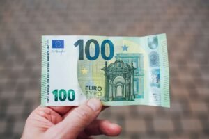Euro, Ukrayna Gerilimi ve Fransa’daki Protestolarla Yüzde 0,5’e Kadar Geriledi (temsili görsel)