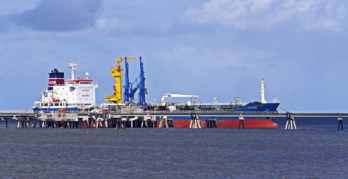 Hürmüz'de 2 Milyon Varilden Fazla Petrol Taşıyan Bir Tanker Daha Mayına Çarptı (temsili görsel)