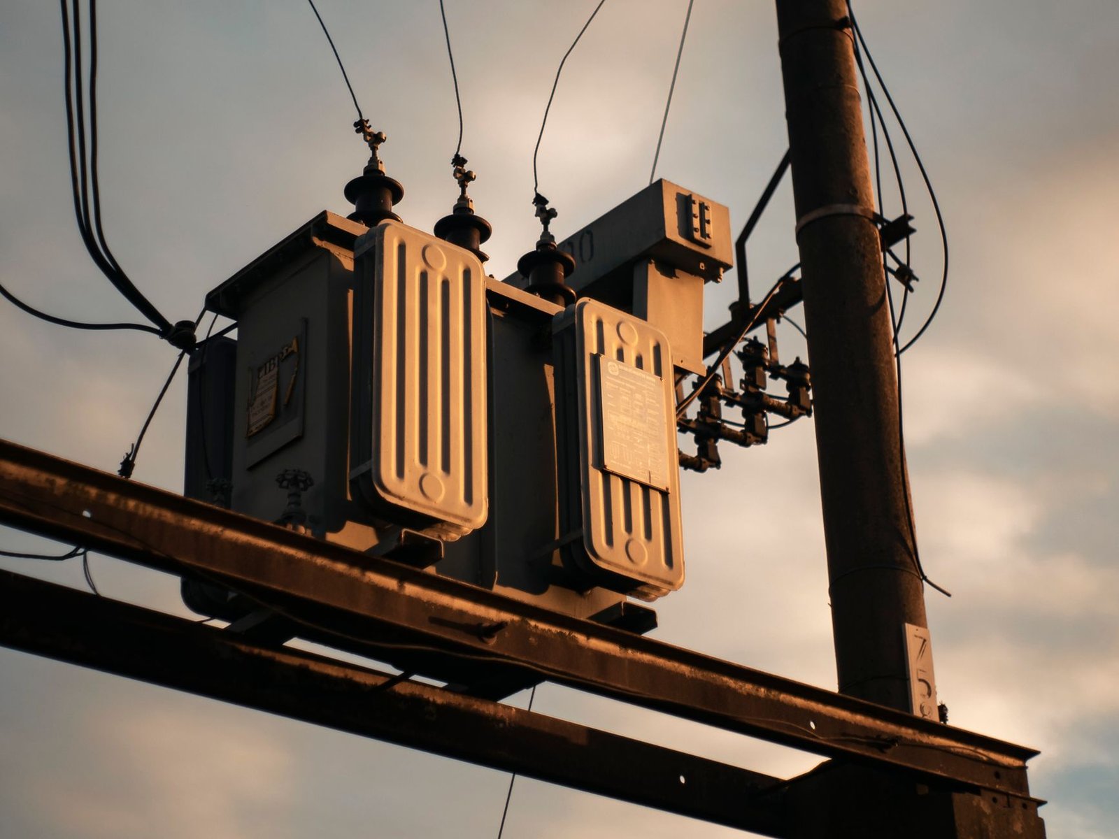 Beta Enerji, Romanya ve Kosova Projeleri İçin 140.802.032 TL'lik Sözleşmeleri Açıkladı (temsili görsel)